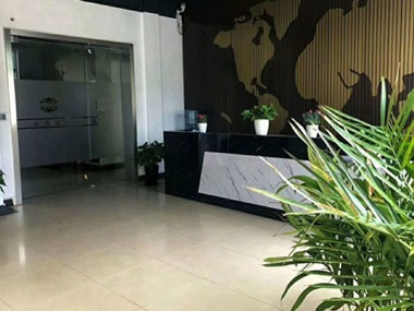 某国网红到上海参加网红活动，经纪人雇远德专业保安